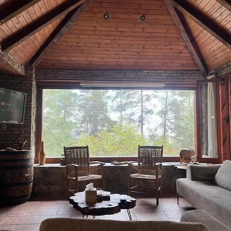 Kardama Hideaway Lodge *