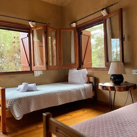 Kardama Hideaway Lodge *