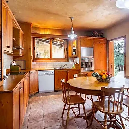 Kardama Hideaway אכסניה *