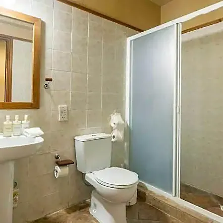 Kardama Hideaway אכסניה *